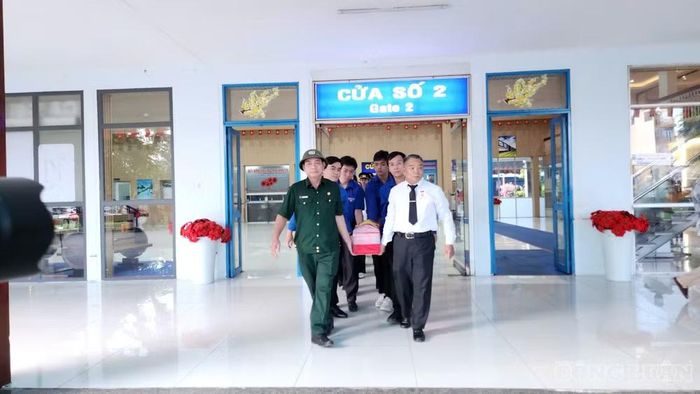 Hài cốt của liệt sĩ Lê Thế Khánh được di chuyển ra khỏi ga tàu.