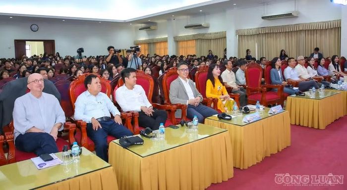 Hội thảo khoa học quốc tế “Khoảng cách số và Năng lực AI” diễn ra ngày 22/10/2026 tại Trường Đại học Khoa học Xã hội và Nhân văn, Đại học Quốc gia Hà Nội, quy tụ các nhà khoa học, chuyên gia trong nước và quốc tế trao đổi về khoảng cách số và năng lực ứng dụng AI.