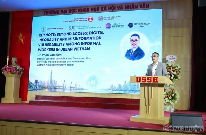 TS. Phan Văn Kiền, Viện trưởng Viện Đào tạo Báo chí và Truyền thông, chia sẻ kết quả nghiên cứu về năng lực sử dụng công nghệ và kiểm chứng thông tin của nhóm lao động phi chính thức tại Hà Nội.