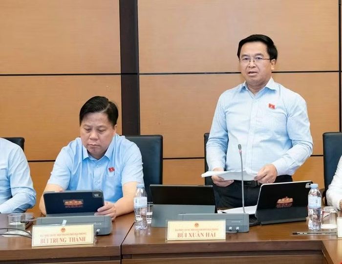 Đại biểu Bùi Xuân Hải góp ý Dự thảo Luật Kinh doanh bất động sản (sửa đổi). Ảnh: QH