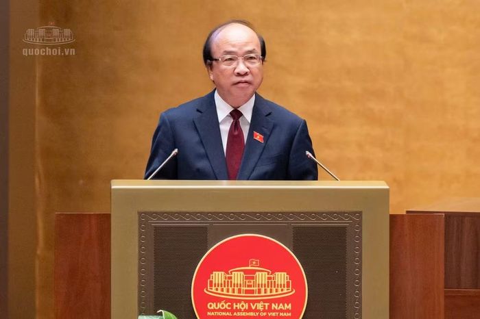 Chủ nhiệm Ủy ban Pháp luật và Tư pháp của Quốc hội Phan Chí Hiếu trình bày Báo cáo tóm tắt thẩm tra dự án Luật Nhà ở (sửa đổi). Ảnh QH.