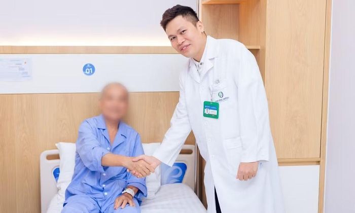 Hóa trị được phối hợp nhằm tăng độ nhạy của tế bào ung thư với tia xạ. Phác đồ được xây dựng dựa trên tình trạng bệnh và đánh giá chuyên môn của ê-kíp điều trị. Ảnh: Diễm Ly