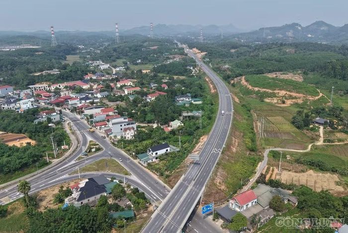 Hạ tầng đường bộ cao tốc Việt Nam ngày càng được mở rộng và hoàn thiện, đáp ứng yêu cầu phát triển kinh tế xã hội.