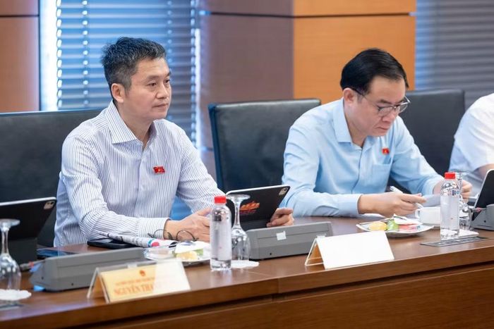 Các đại biểu thảo luận tại tổ. Ảnh: QH