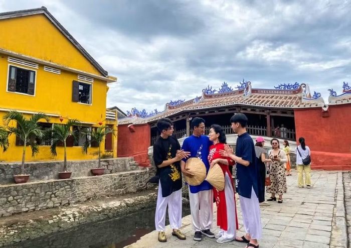 Du khách quốc tế tham quan phố cổ Hội An. Ảnh: danang.gov.vn