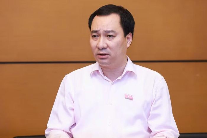 Đại biểu Quốc hội Vũ Văn Tiến đề nghị làm rõ quy định về sở hữu chung, sở hữu riêng tại các chung cư hỗn hợp. Ảnh QH.