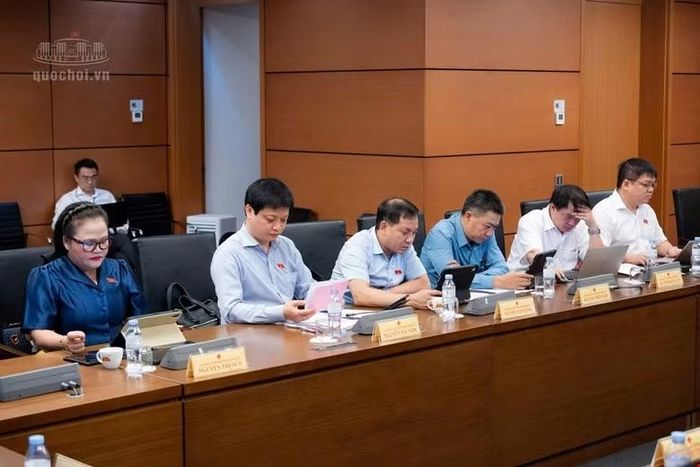Các đại biểu thảo luận tại tổ. Ảnh: QH