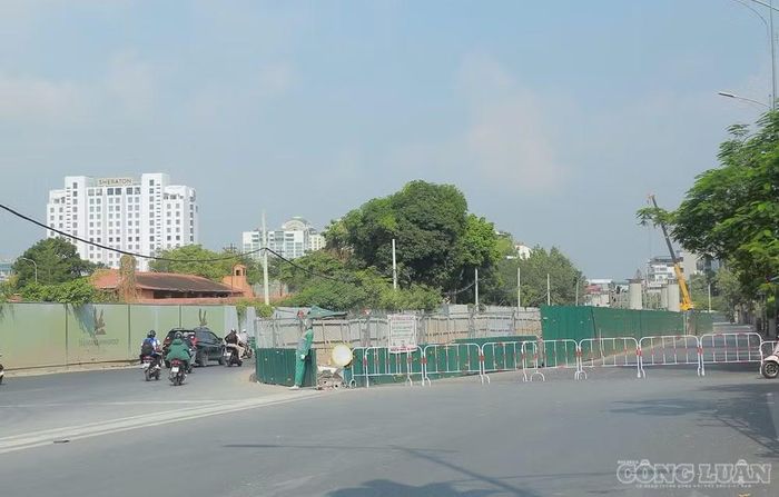 Theo ghi nhận, trên đường Nghi Tàm, đoạn rào chắn dài khoảng 150m được dựng tại dải phân cách giữa để phục vụ thi công. Rào chắn rộng khoảng 21-22m khiến phần mặt đường còn lại dành cho phương tiện lưu thông chỉ còn khoảng 6-7,5m. Tại đường Âu Cơ, rào chắn cũng được lắp đặt trên dải phân cách giữa để phục vụ thi công mố trụ và tường chắn sau mố. Khu vực thi công dài khoảng 150m, rộng 16-17m, phần đường còn lại cho các phương tiện di chuyển rộng khoảng 6-7,5m.