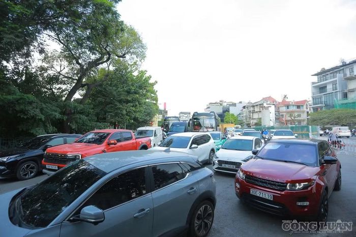 Trên con phố Yên Phụ nhỏ, dòng phương tiện nối đuôi nhau di chuyển chậm.
