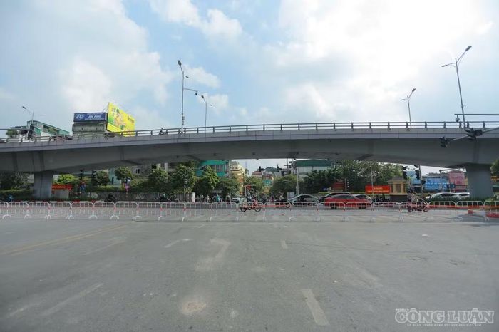 Tại nút giao Thanh Niên - Yên Phụ, cơ quan chức năng đóng dải phân cách giữa trên đường Nghi Tàm - Yên Phụ, khu vực dưới gầm cầu vượt An Dương, và trên đường Thanh Niên, khu vực nút giao Phó Đức Chính. Đồng thời, hướng lưu thông của các phương tiện tại khu vực này cũng được điều chỉnh để phục vụ thi công.