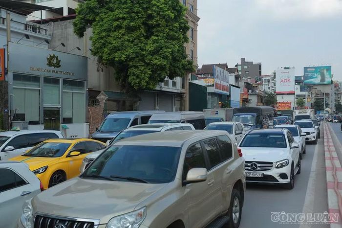 Hình ảnh các phương tiện nối đuôi nhau, ùn ứ hàng dài trên 1 tuyến đường.