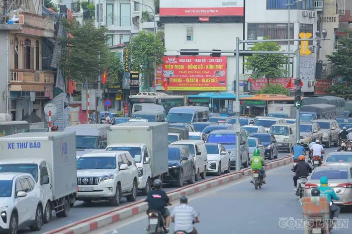 Trên đường Âu Cơ theo hướng vào trung tâm Hà Nội, ô tô và xe máy ken đặc mặt đường, khiến việc di chuyển gặp nhiều khó khăn.
