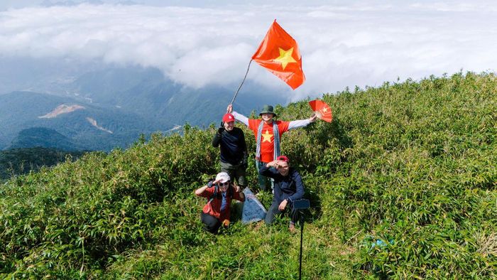 Du khách trong hành trình trekking Pa Thiên - Voi Mẹp chinh phục núi rừng. (Ảnh: Minh Phương)