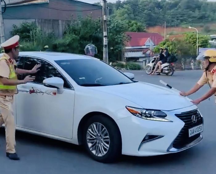 Xe ô tô Lexus mang biển kiểm soát 24A-412.53 do chị Lê Kim Anh điều khiển. (Ảnh: Nguyễn Hải)