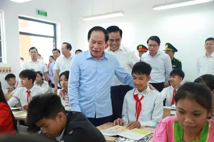 Phó Thủ tướng Lê Tiến Châu động viên học sinh tại Trường Phổ thông nội trú liên cấp tiểu học và trung học cơ sở Môn Sơn (Ảnh: Ngô Toàn)