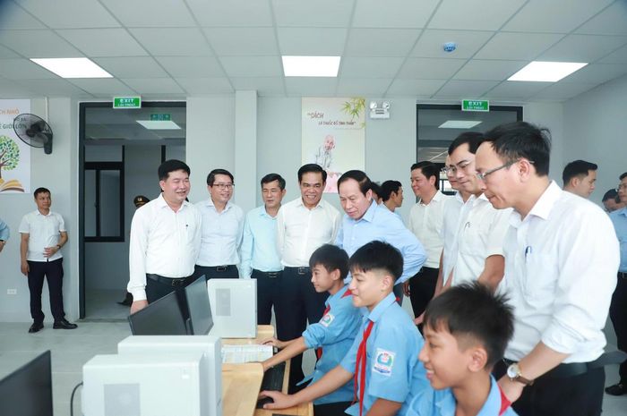 Phó Thủ tướng Lê Tiến Châu tiếp xúc với học sinh Trường Phổ thông nội trú liên cấp tiểu học và trung học cơ sở Anh sơn tại phòng tin học (Ảnh: Ngô Toàn)