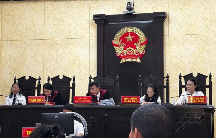 Hội đồng xét xử TAND tỉnh Quảng Trị điều hành phiên tòa xét xử sơ thẩm vụ án. (Ảnh: T.T)