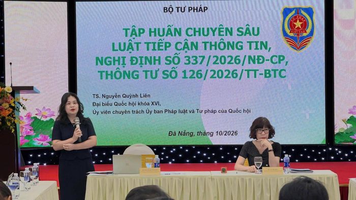 TS Nguyễn Quỳnh Liên, Đại biểu Quốc hội khóa XVI, Ủy viên chuyên trách Ủy ban Pháp luật và Tư pháp của Quốc hội tham gia giảng dạy và hướng dẫn nghiệp vụ tại Lớp tập huấn.