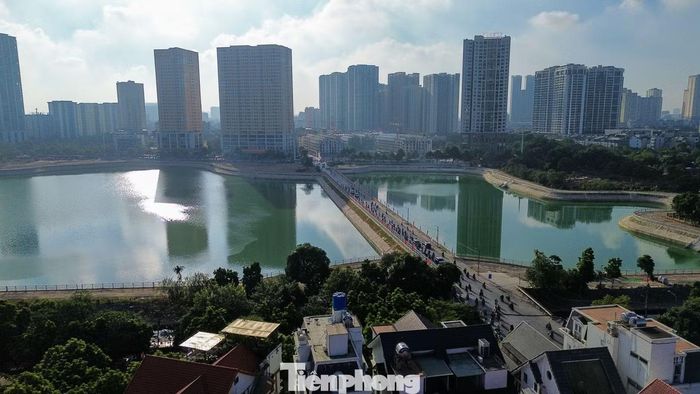Các giải pháp hạn chế bụi tại những khu vực còn đất trống, hoàn thiện hạ tầng đi bộ và kết nối không gian công cộng sẽ góp phần nâng cao chất lượng cảnh quan sau khi dự án hoàn thành.