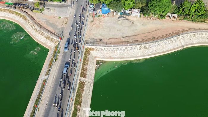 Tuy nhiên, dọc tuyến đường và khu vực ven hồ, những mảng xanh còn thiếu vắng. Ghi nhận tại hiện trường, chưa thấy hoạt động trồng cây xanh mới.