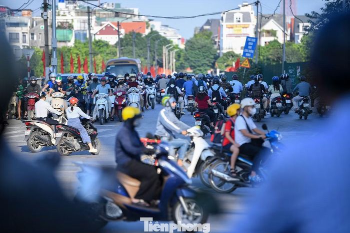 Dù mặt hồ rộng mở tạo lợi thế về cảnh quan, việc thiếu cây xanh tại tuyến đường Trung Thư và khu vực ven hồ khiến không gian chưa có nhiều bóng mát tự nhiên. Cây xanh, thảm cỏ và đường dạo nếu được tổ chức phù hợp có thể giúp cảnh quan bớt "bê tông hóa", tạo điều kiện cho người dân đi bộ, nghỉ chân.