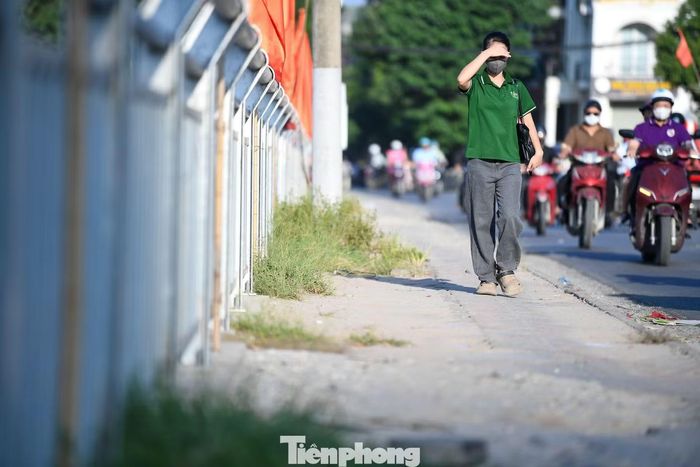 Vào những ngày nắng, người đi đường ít có bóng cây để trú chân. Với người di chuyển bằng xe máy hoặc đi bộ qua khu vực, việc thiếu bóng mát khiến hành trình ngoài trời kém dễ chịu hơn.
