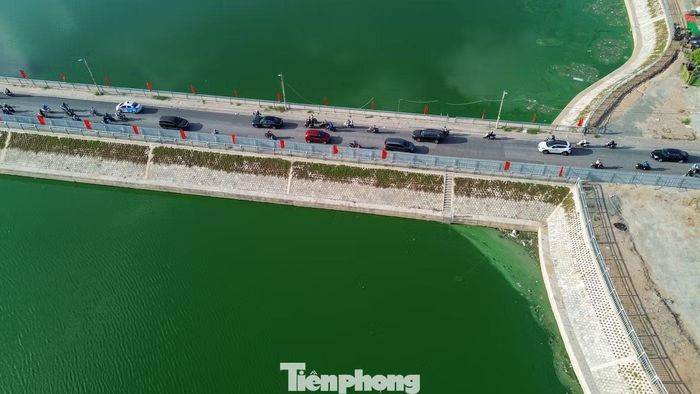 Bên cạnh chức năng chống ngập, dự án còn được kỳ vọng cải thiện môi trường cảnh quan. Hồi tháng 6, nhiều cây xà cừ lâu năm trên đường Mễ Trì, đoạn qua phường Đại Mỗ phải đốn hạ để phục vụ thi công hồ. Sự thay đổi này từng khiến người dân chú ý bởi những hàng cây trước đây tạo bóng mát cho tuyến đường.