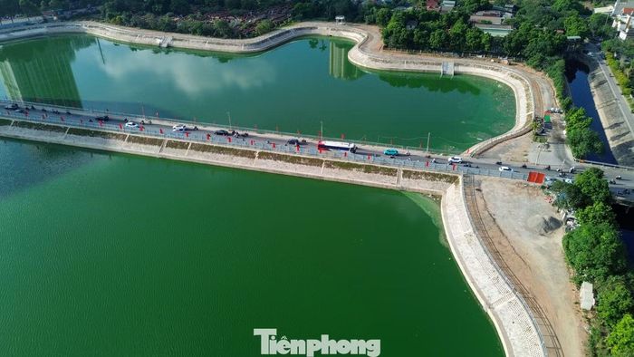 Hồ điều hòa Đồng Bông 2 còn gọi là hồ đầu mối Mễ Trì, là một trong những công trình hạ tầng thoát nước được Hà Nội triển khai nhằm giảm nguy cơ ngập úng tại khu vực phía Tây. Dự án có diện tích khoảng 17,2 ha, trong đó mặt nước khoảng 12 ha; hệ thống kè bao quanh dài gần 1.950 m.