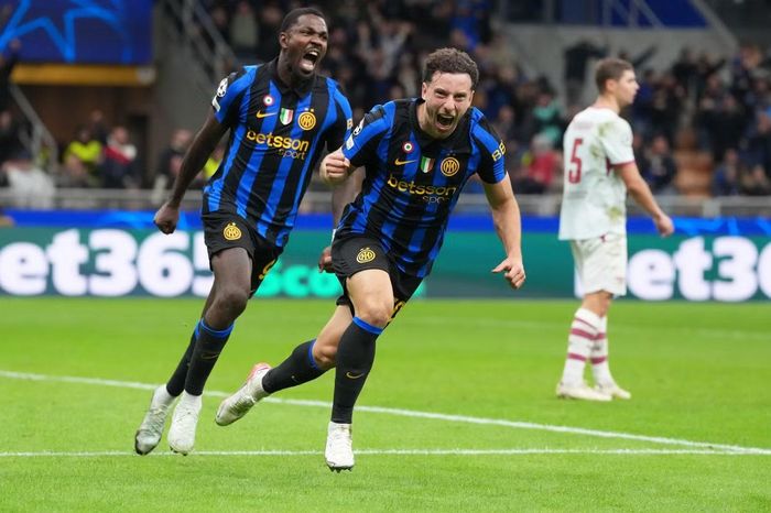 Augusto ăn mừng sau khi ghi bàn duy nhất của trận đấu, đem về thắng lợi 1-0 cho Inter.