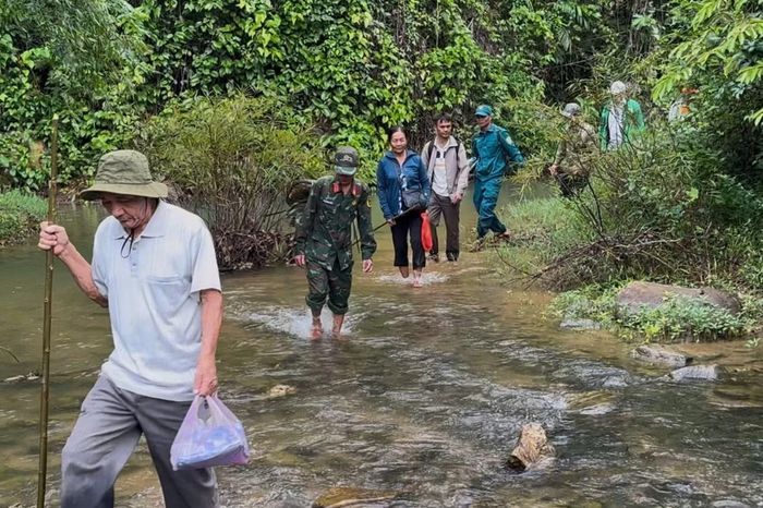 Các nhân chứng cũng tham gia dẫn đường phục vụ công tác khảo sát, tìm kiếm.