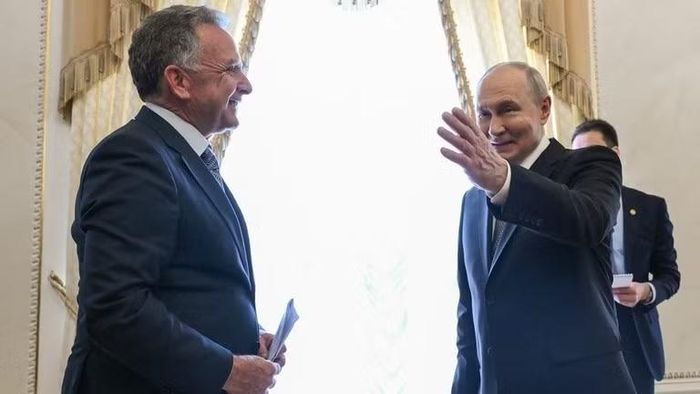 Tổng thống Nga Vladimir Putin và đặc phái viên Mỹ Steve Witkoff trong cuộc gặp tại Cung điện Constantine ở Saint Petersburg, Nga.