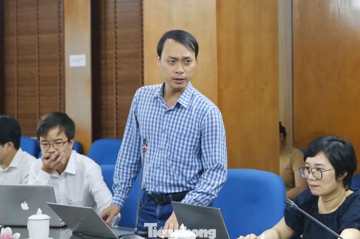 Thành viên hội đồng báo cáo kết quả rà soát thành tích ứng viên top 17 sau khi công bố thông tin công khai, rộng rãi trên phương tiện truyền thông.