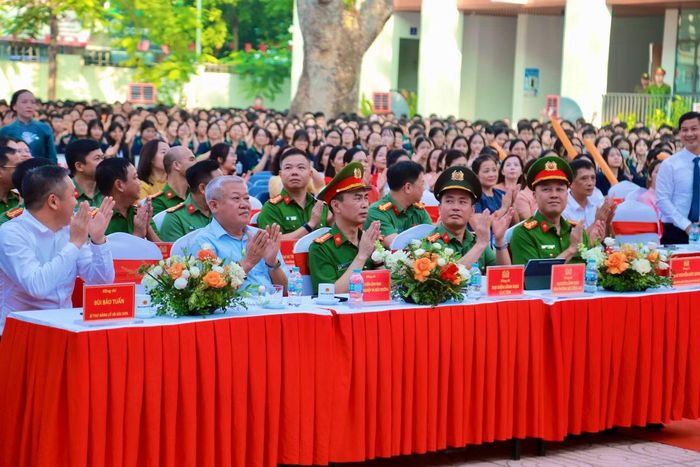 Đại biểu dự chương trình.