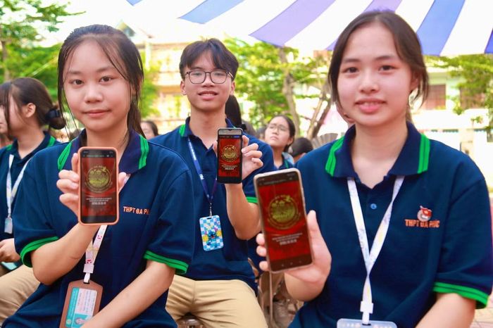 Công an Hà Nội hướng dẫn các em học sinh sử dụng tính năng nút bấm SOS trên HaNoi Smart Police.