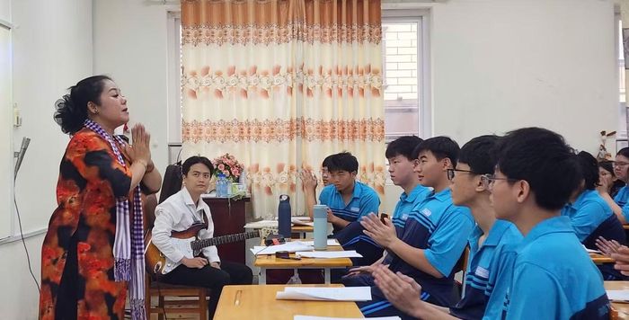 Học sinh Trường THPT Bùi Thị Xuân trong một tiết học Đờn ca tài tử do các nghệ sĩ trực tiếp đứng lớp.