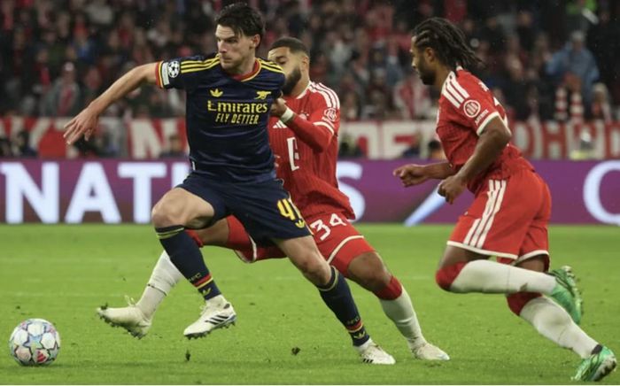 Bayern Munich để mất điểm phút cuối trước Arsenal trên sân nhà Arena