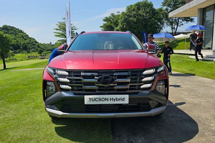 Tucson Hybrid sẽ cạnh tranh với các đối thủ như Honda CR-V e:HEV (giá 1,17-1,25 tỷ đồng) và Kia Sportage HEV (999-1.099 triệu đồng).