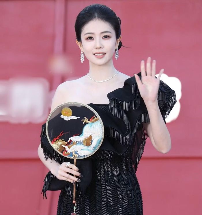 Bạch Lộc mở màn thảm đỏ Thịnh điển Harper's Bazaar. Cô hóa thiên nga đen khi khoác lên mình mẫu đầm đen lệch vai của thương hiệu Rami Al Ali.