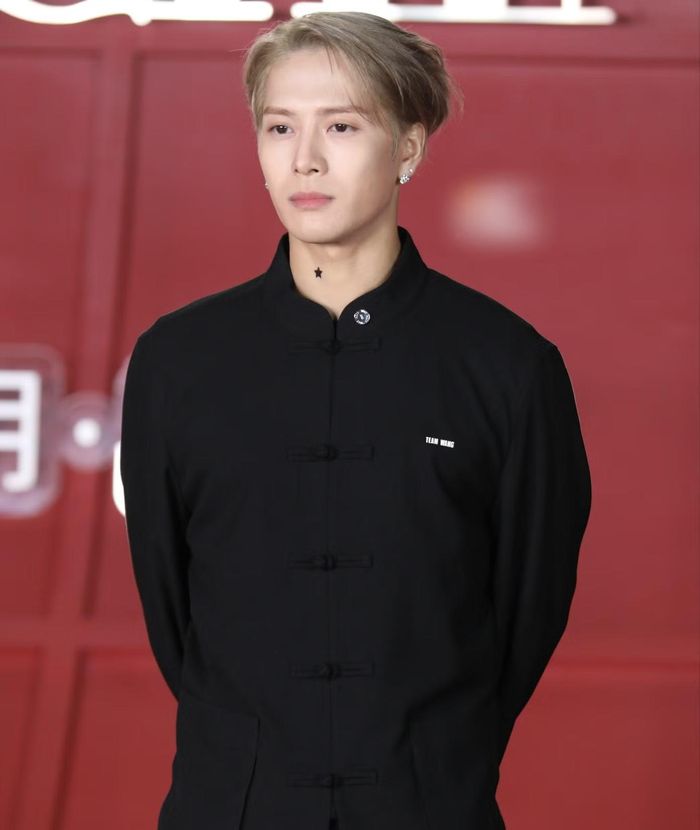 Hồ Nhất Thiên và Vương Gia Nhĩ (Jackson Wang) cùng nhiều khách mời khiến thảm đỏ trở nên nhộn nhịp, hoành tráng.