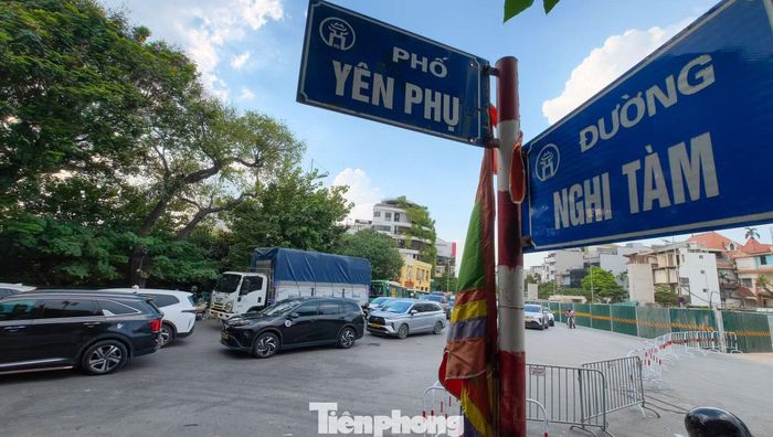Tại khu vực lân cận nút giao Yên Phụ - Thanh Niên, dải phân cách dưới gầm cầu vượt An Dương đã được rào kín. Xe từ Thanh Niên bắt buộc phải rẽ phải vào Yên Phụ rồi vòng qua ngã ba Cửa Bắc mới có thể đi ngược về Nghi Tàm.
