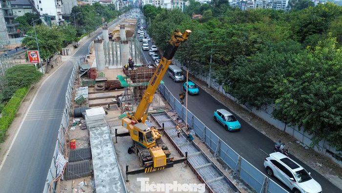 Trên đường Âu Cơ, khu vực rào chắn dài khoảng 150 m, rộng 16–17 m, phục vụ thi công mố trụ và tường chắn sau mố.