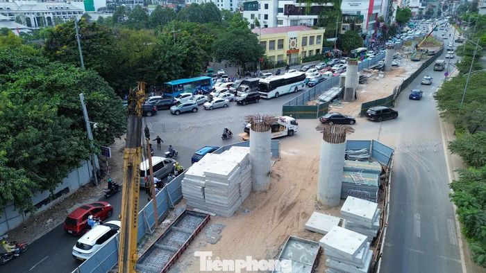 Công trường cầu Tứ Liên nhìn từ khu vực đường dẫn. Phương án giao thông mới được áp dụng từ ngày 21/10 đến khi có thông báo tiếp theo.