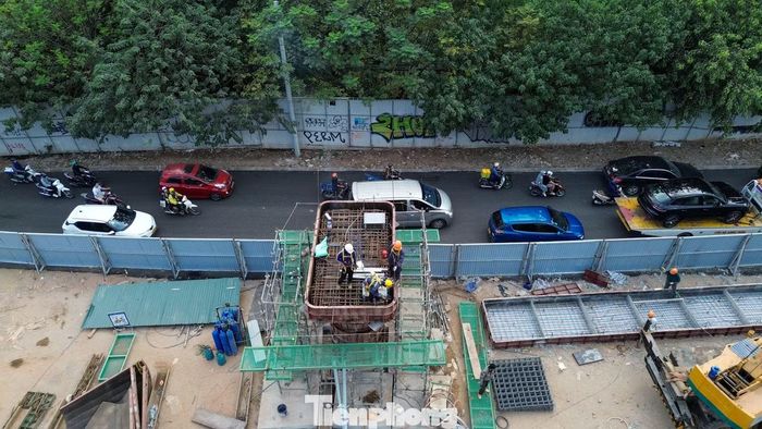 Ghi nhận chiều 21/10, dòng xe nối đuôi nhau qua khu vực thi công. Theo phương án phân luồng, xe tải và xe khách trên 16 chỗ bị cấm trên đường Nghi Tàm và Yên Phụ nhỏ, đoạn từ khách sạn Thắng Lợi đến đường Thanh Niên, trừ phương tiện phục vụ thi công dự án.