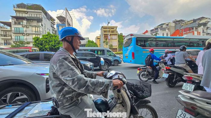 Anh Hoàng cho biết mất gần 30 phút mới di chuyển qua được điểm phân luồng trong ngày đầu thay đổi lộ trình.