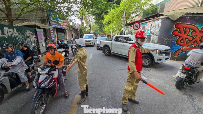 Một số người đi xe máy rẽ vào các ngõ dân sinh thông ra đê và đường nhánh để tránh ùn tắc.