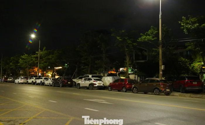 Thiếu chỗ đỗ, nhiều ô tô phải đậu dọc vỉa hè qua đêm, tiềm ẩn nguy cơ mất an toàn.
