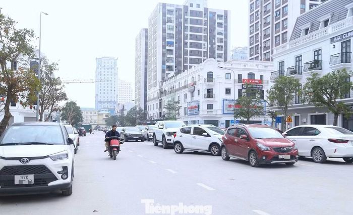 Ô tô đậu giữa lòng đường ở phường Thành Vinh.