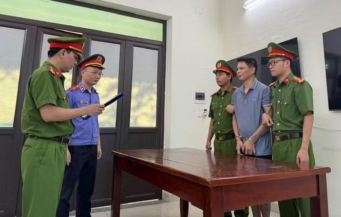 Bùi Văn Tuấn tại cơ quan công an.