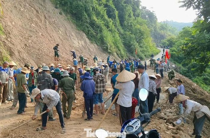 Đáng chú ý, bên cạnh lực lượng thanh niên, nhiều người cao tuổi trong bản cũng nhiệt tình tham gia, thể hiện tinh thần đoàn kết, trách nhiệm và sự đồng lòng của cộng đồng trong khắc phục hậu quả mưa lũ.