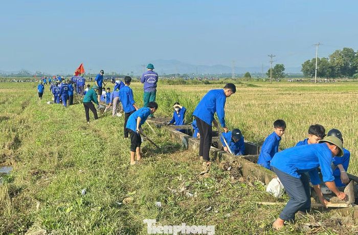 Khí thế ra quân càng lan tỏa mạnh mẽ tại xã Đại Đồng khi hơn 3.000 đoàn viên, thanh niên tham gia làm giao thông, thủy lợi trên địa bàn toàn xã trong suốt 3 ngày qua (16,17,18/10).